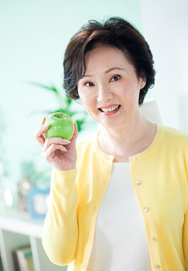 75岁艺人雪妮宣布息影,有始有终为TVB宣传,获全场热烈掌声致意_粤语片