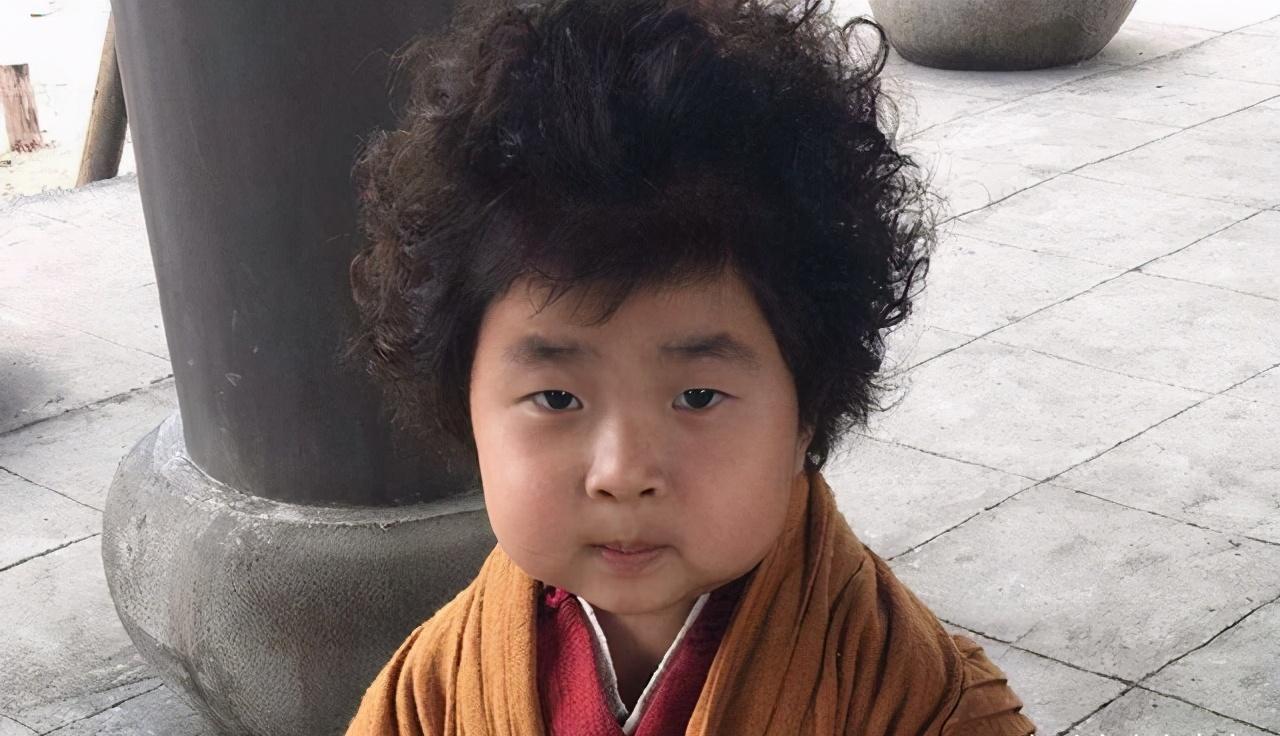 东北妞李欣蕊,曾5岁时仅90厘米高,现如今身高和颜值大变样