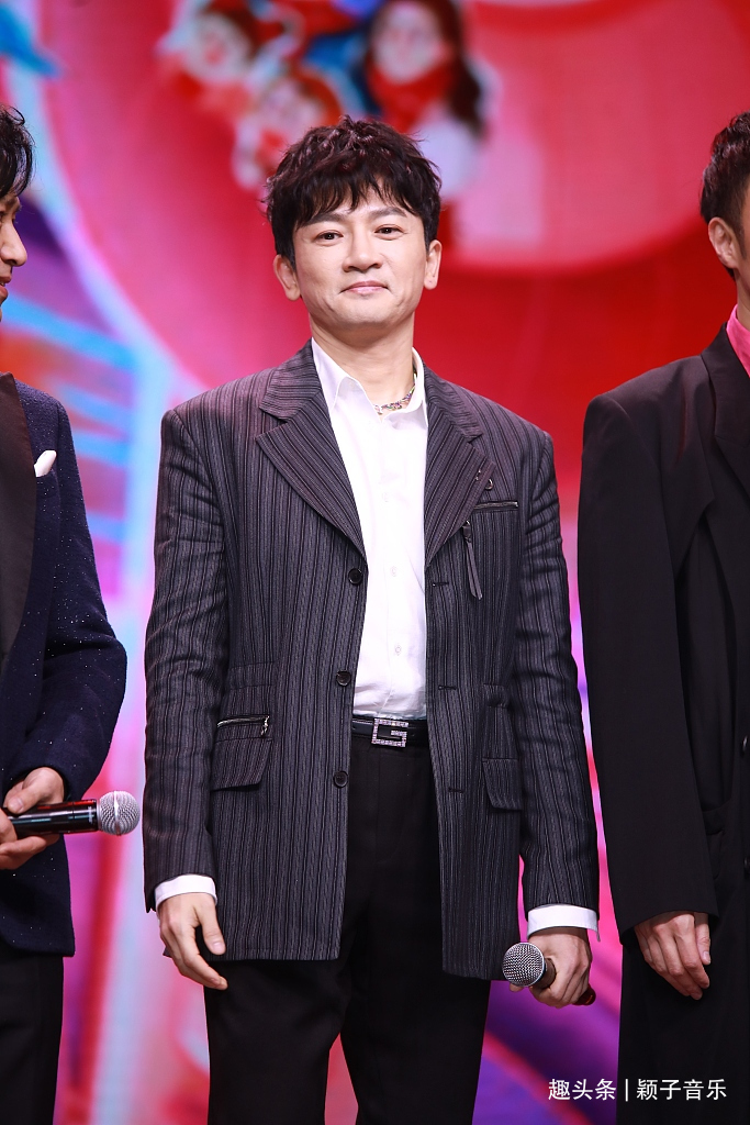 47岁的苏有朋是一代人的偶像,如今他是一位幕后做导演的大男孩