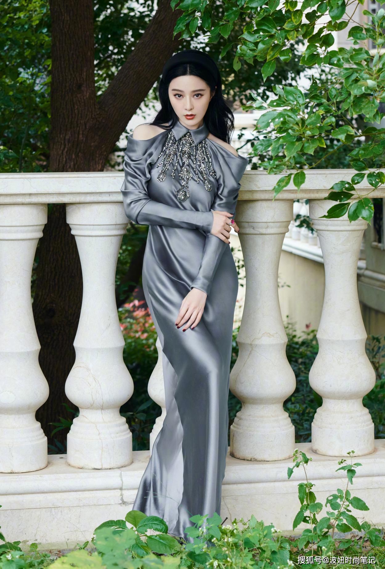 范冰冰真高调,穿"高定裙"亮相活动太招摇,身高168比例惊艳