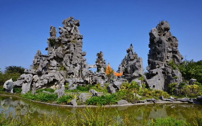 珠海石博园位于珠海市横琴岛北岸,它主要是以石头文化的主题公园,在