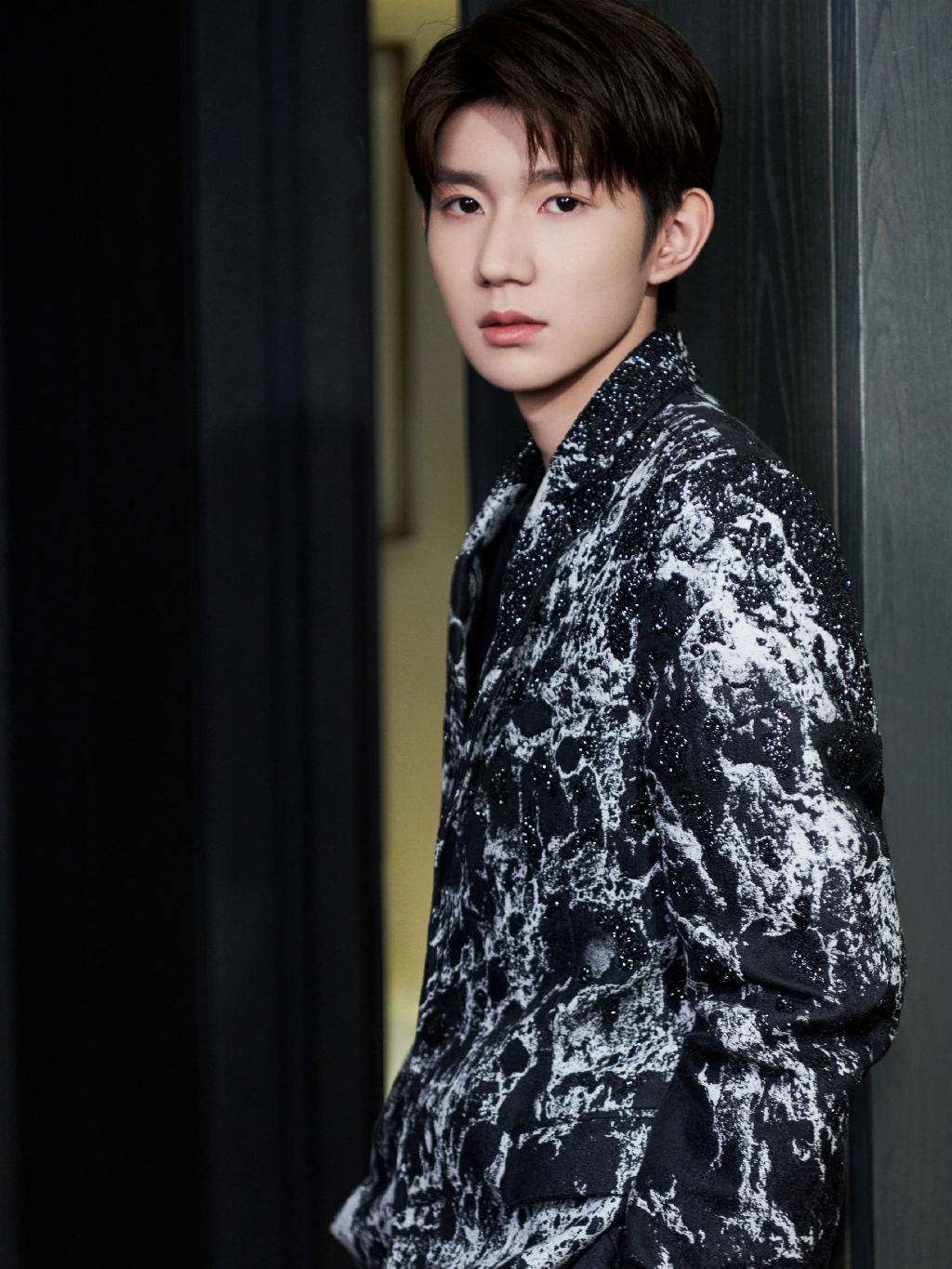 王源接连解锁新代言,实力印证超高人气与商业价值