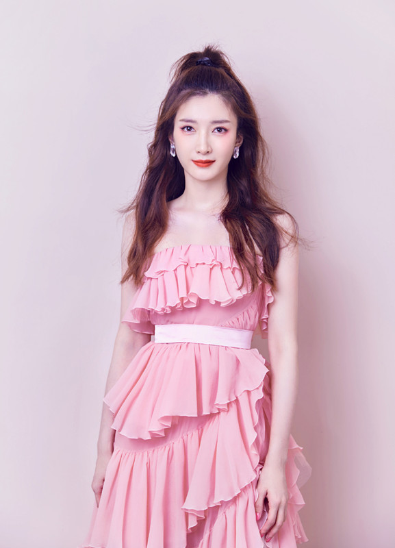 江疏影扎起高扎马尾,身穿小粉裙出席活动,美是真的很美!