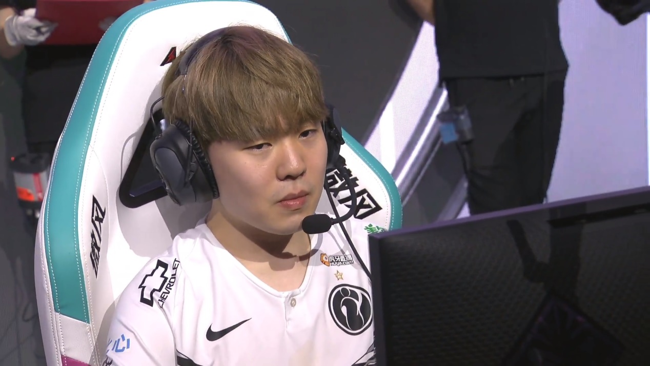 原创uzi和王思聪和好了与rookie双排过程中王校长直接空降送礼物