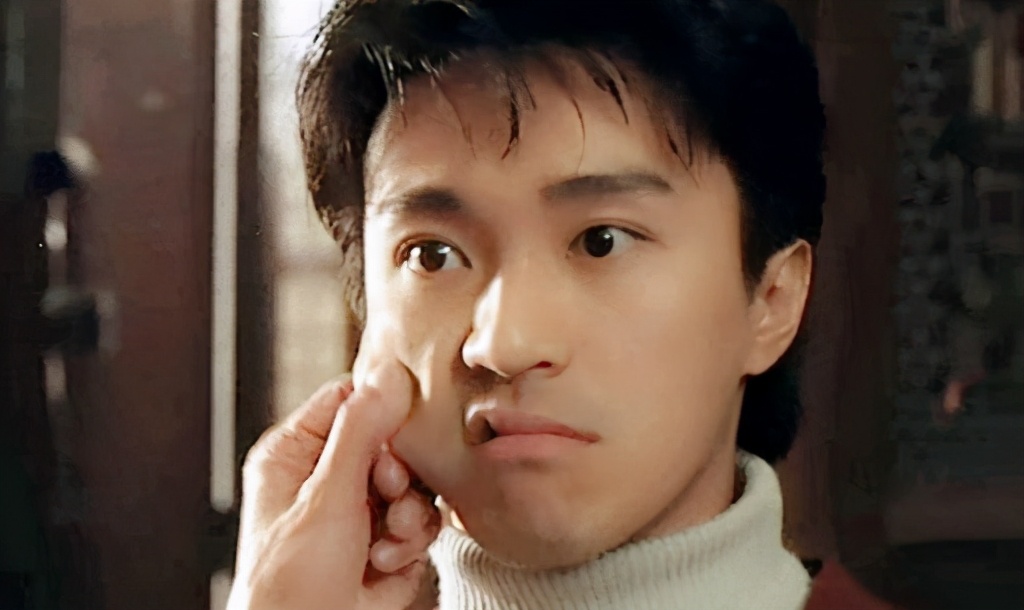 68岁李修贤近况罕曝!大腹便便路边拍戏无人识,曾与周润发齐名