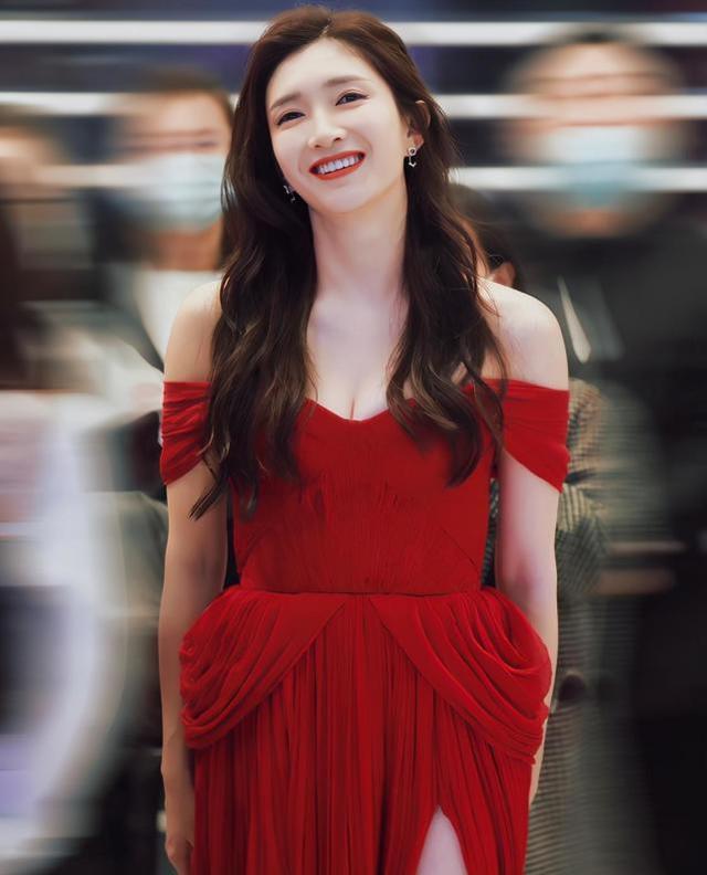 江疏影穿"豪门套装",谁注意头发细节?全身红对礼服最大的尊重