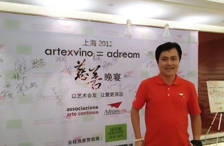 万涛是那个年代很多中国年轻黑客的偶像,他的网名叫老鹰,在那个年代里