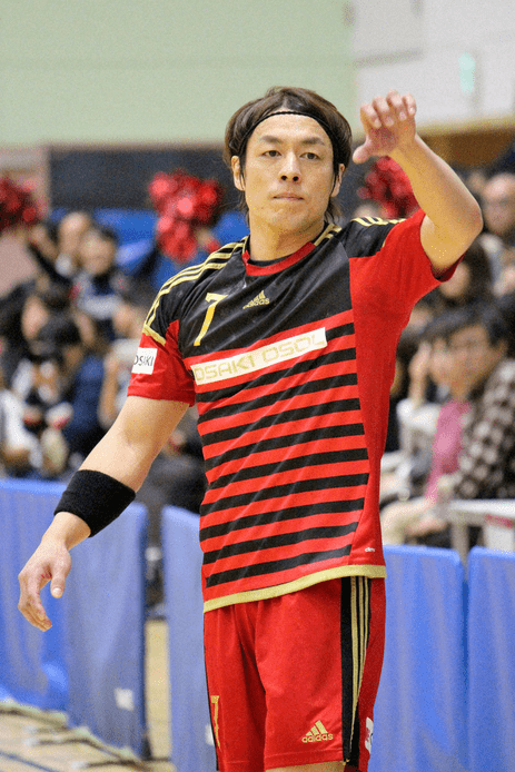 会金牌候补的游泳运动员濑户大也在光天化日之下被发现出轨而遭到围殴