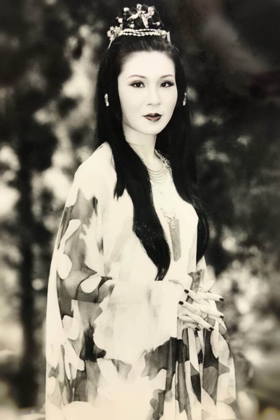 别再吐槽"西门大妈"杨钧钧了,她年轻时候的样子简直美得冒泡!