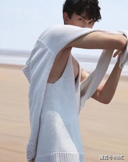 吴磊开挂式长大,穿"姥爷背心"秀肌肉照,网友:这身材我可以_手机搜狐网