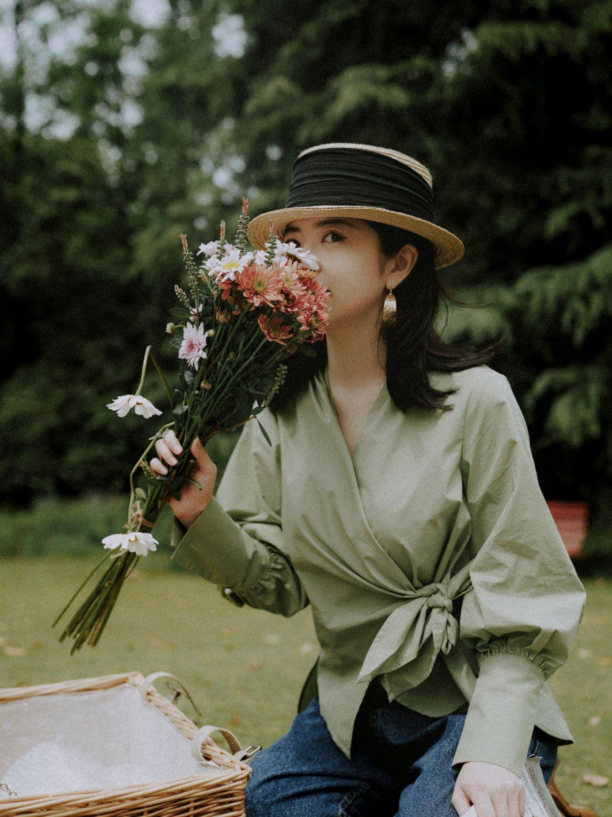 三木的夏日高级穿搭来啦淡淡的军绿色衬衫配牛仔裤清爽又时髦