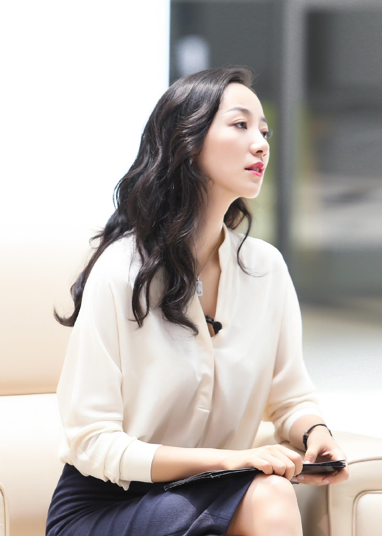 37岁韩雪是个很优雅的女子,穿米白色衬衫配半身裙,尽显女性魅力_设计