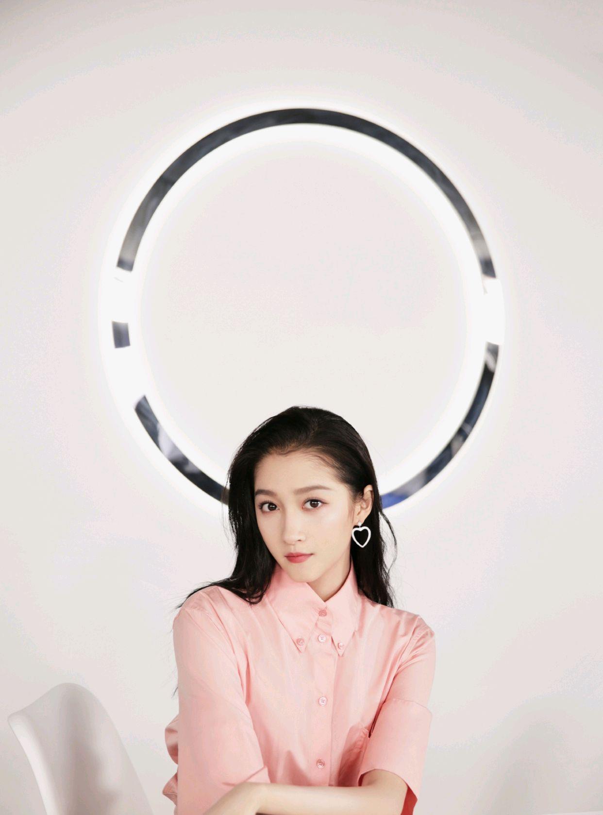 关晓彤的穿搭很高级身穿淡粉色衬衫连衣裙配高跟鞋甜美又显瘦