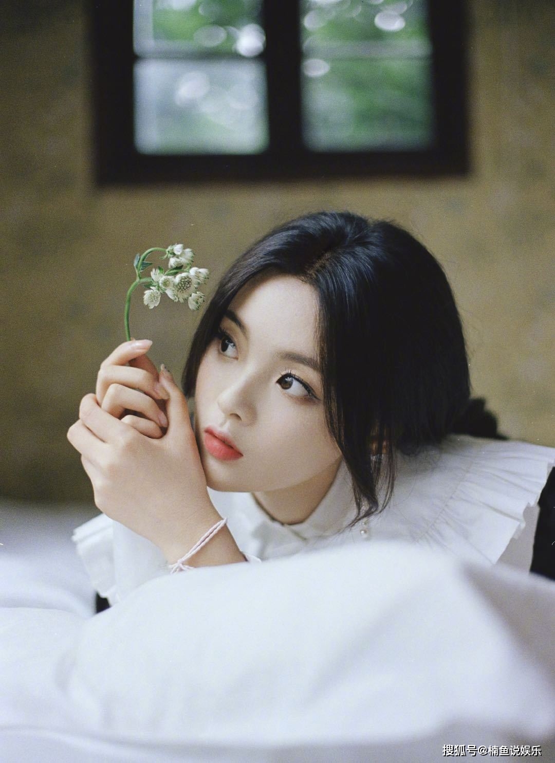 锦鲤少女杨超越写真曝光,小清新文艺范,真像漫画里走出来的女孩