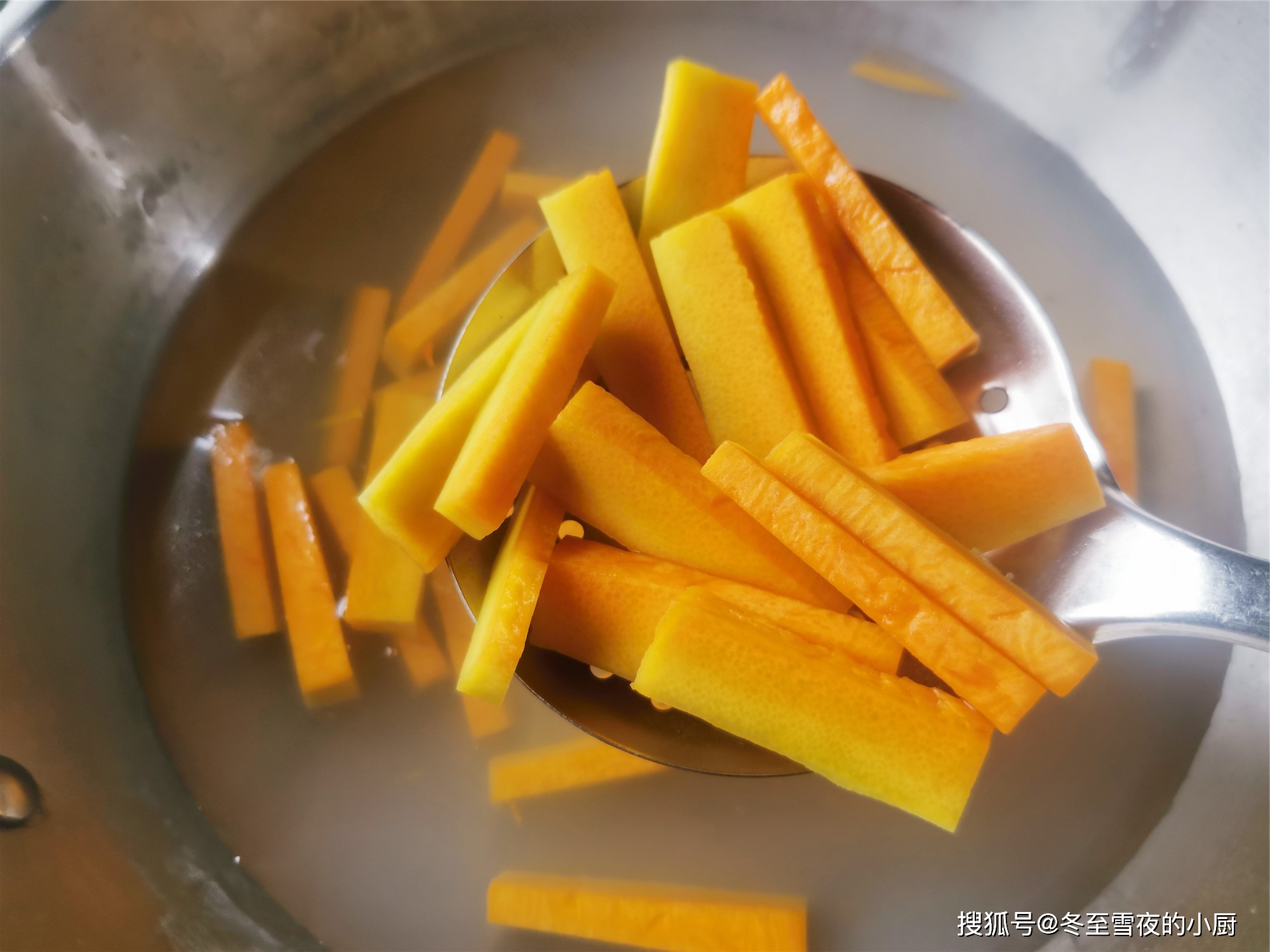 蛋黄焗南瓜的小窍门,吃着外酥里糯,不回软,这一步骤不能少_做法