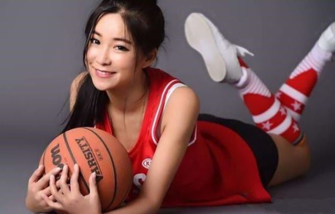 這些主播除了有美麗的外表迷人的身材,解說nba比賽也是一流,所以也成