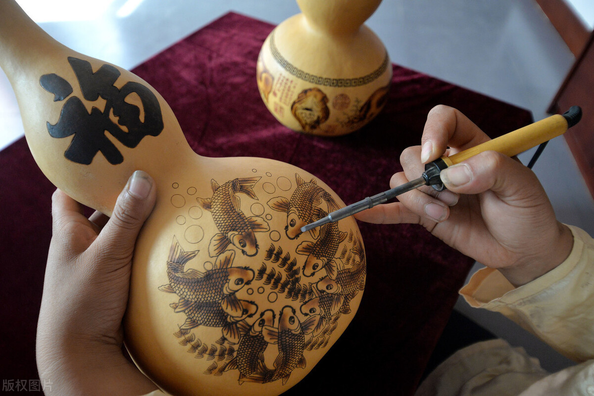 兰州刻葫芦是用刀或者针在处理过的葫芦表面阴刻图案,通常以中国传统