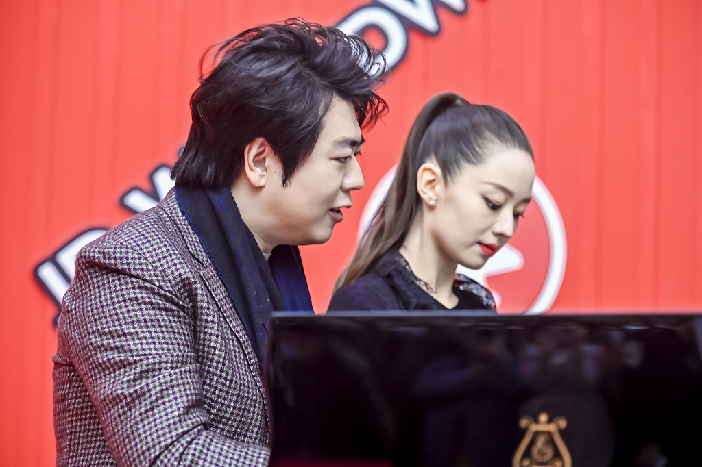 郎朗与娇妻合奏钢琴曲 吉娜怀孕6个月腰身纤细依旧