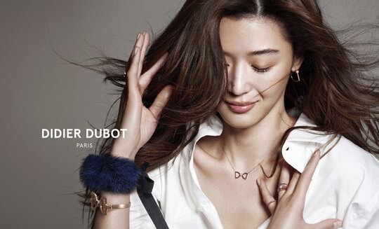 珠宝品牌didier dubot的出品,这个品牌在韩国选定全智贤为其代言人,而