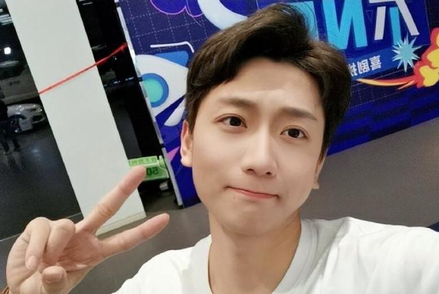 酷酷的鑫再次穿jk女装,化了浓妆去买菜,路人都没眼看了