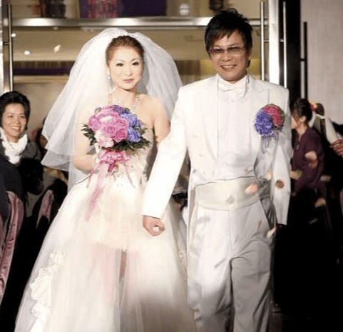 据了解,沈玉琳与妻子芽芽于2010年结婚,当时芽芽26岁,而沈玉琳则已经