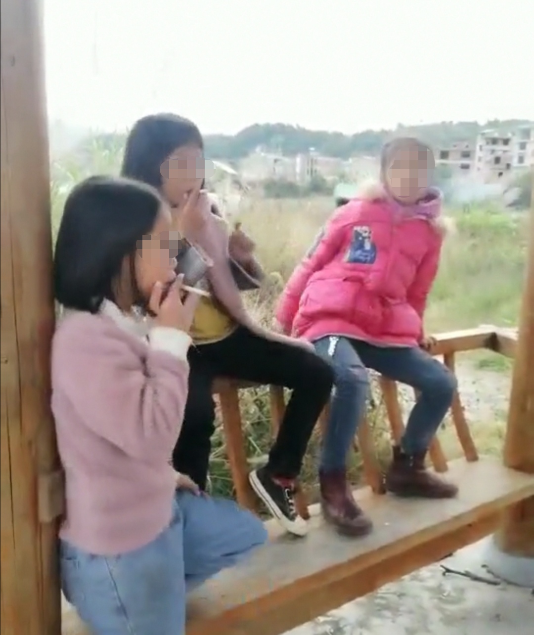 5名讲粤语小女孩聚众抽烟个个都炫耀自己有男朋友最大的10岁
