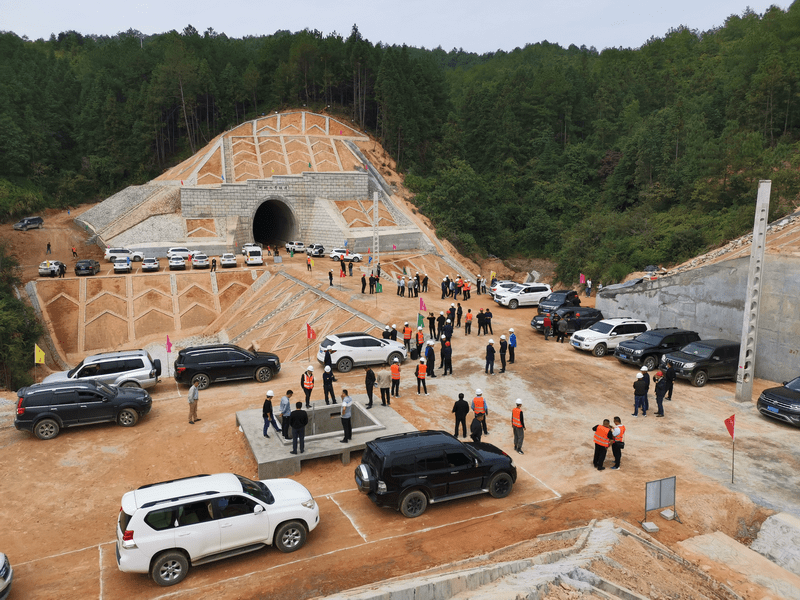 兴泉铁路四标举办隧道车站防护工程观摩会