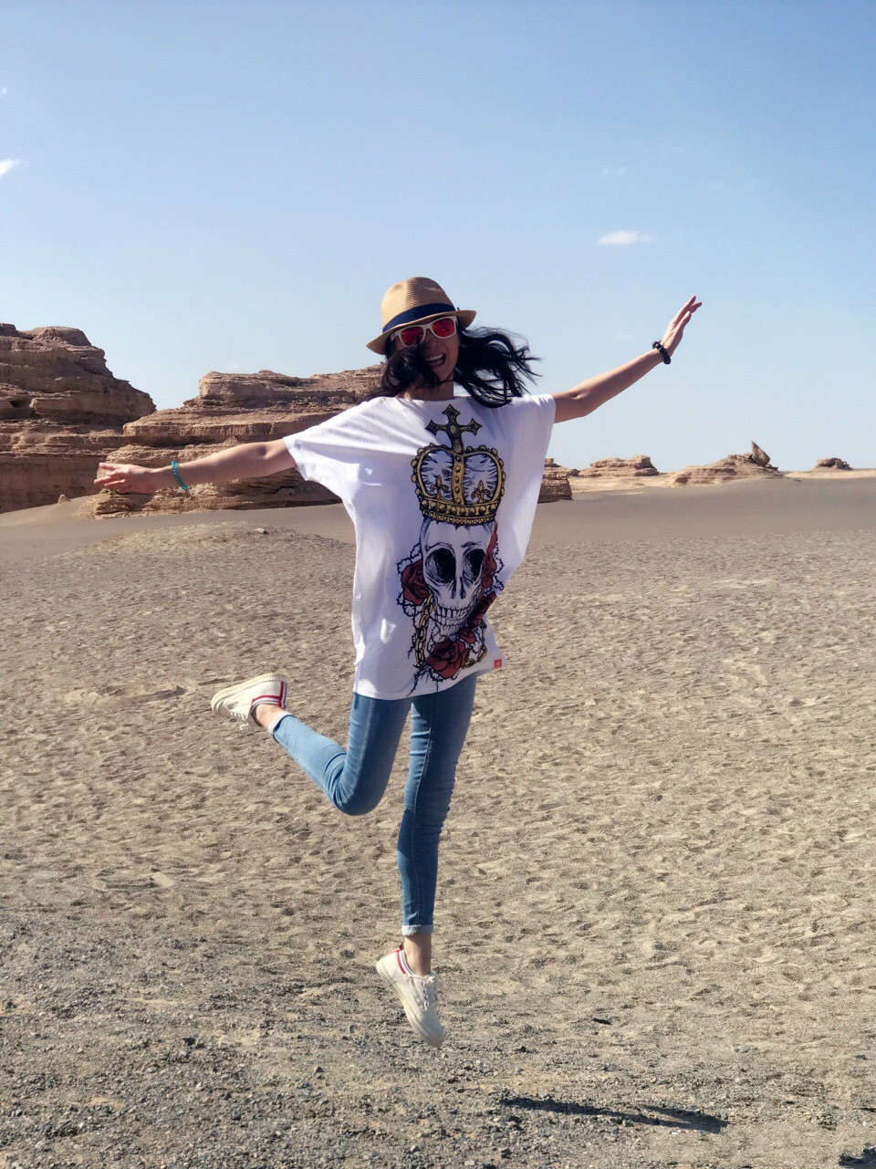 49岁万绮雯一袭黑色长裙气质优雅,甜美气质,网友:少女感十足!