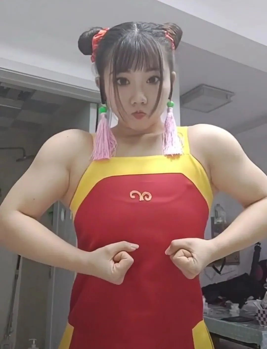 金刚小芭比走红萝莉脸肌肉身材反差萌惹人爱