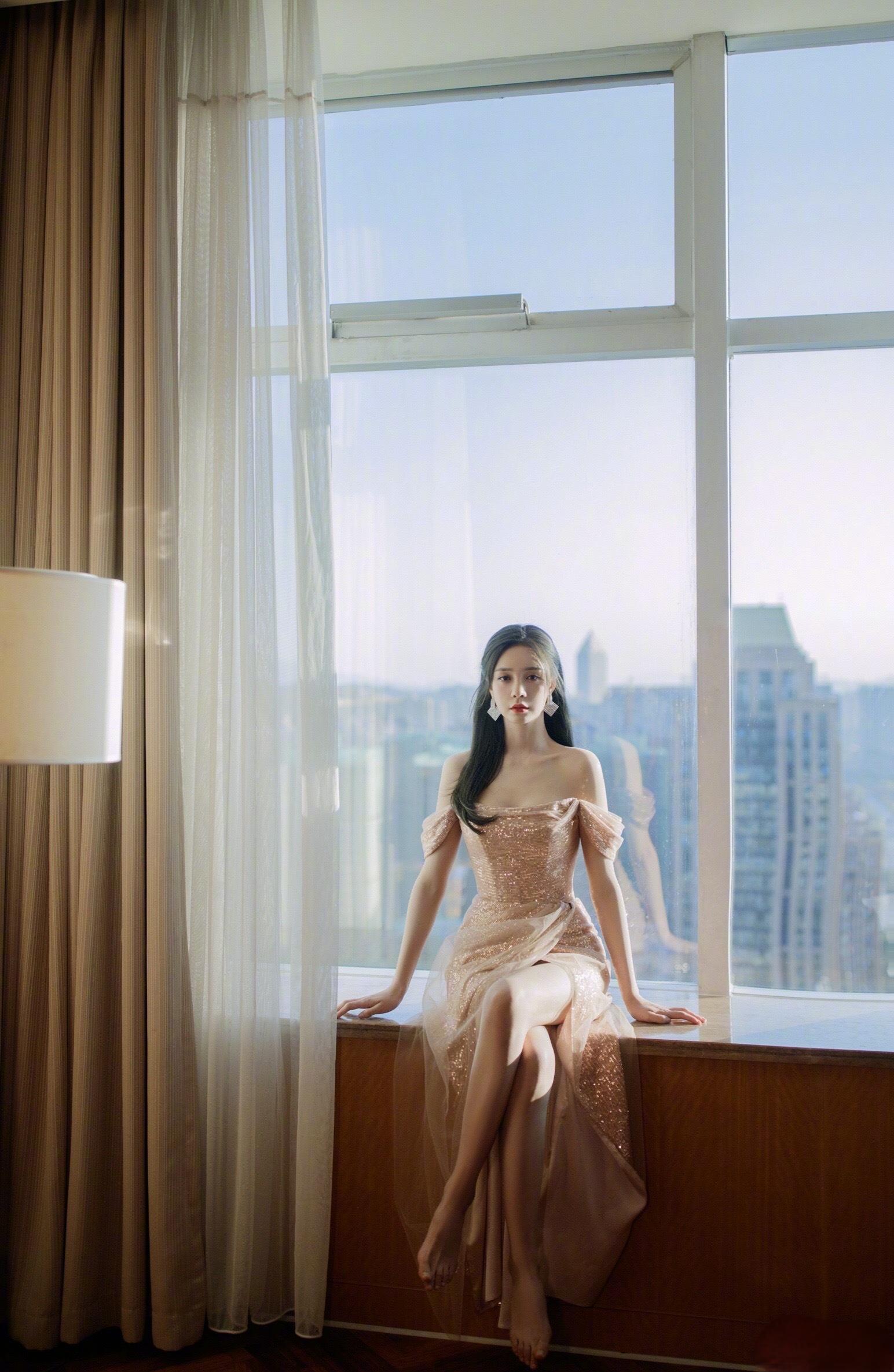 原创沈梦辰时尚衣品一级棒穿香槟色抹胸亮片裙优雅又不失性感