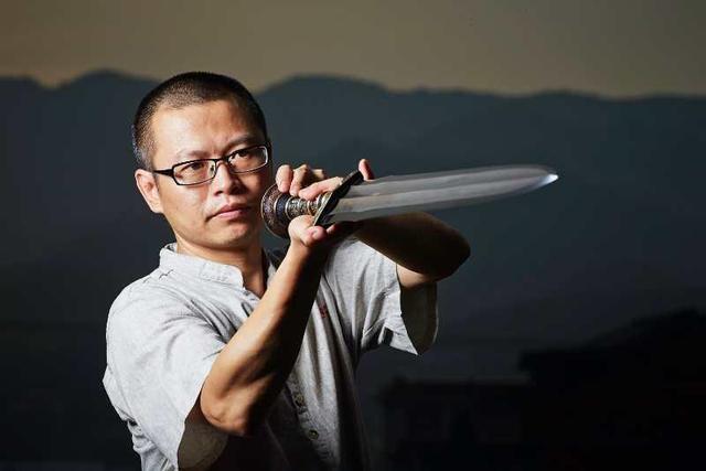 胡小军不仅是一位优秀的铸剑匠人,更是龙泉"剑村"的掌门人,他多年一来