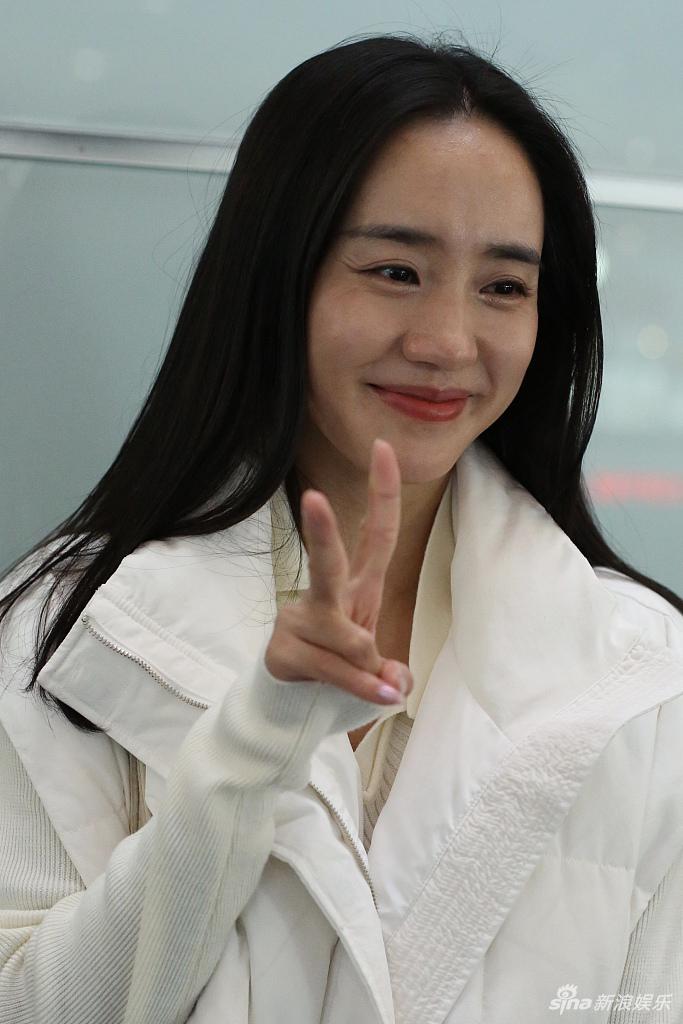 王智一身白衣气质温柔 笑眼弯弯对镜比心亲和力满分