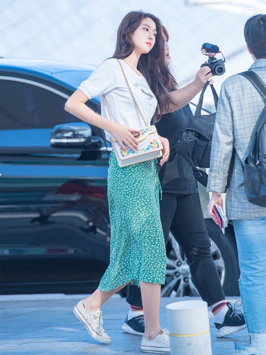 金雪炫身穿碎花裙,却撞上马思纯,一红一绿居然格外甜!