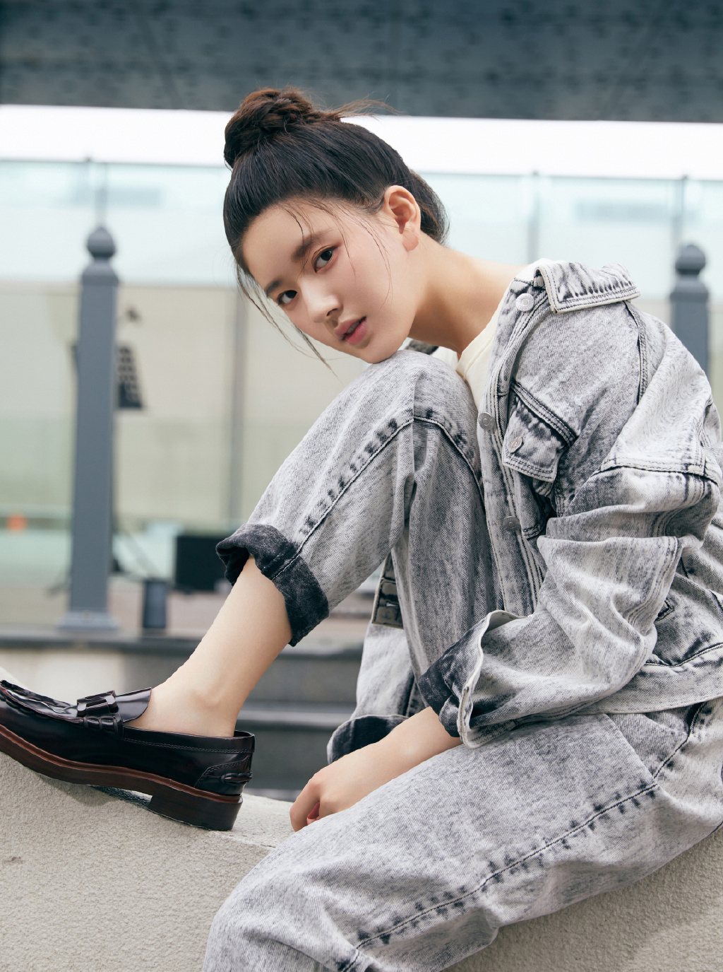 又是被赵露思惊艳的一天,穿拼接运动套装扎双马尾,可爱又帅气