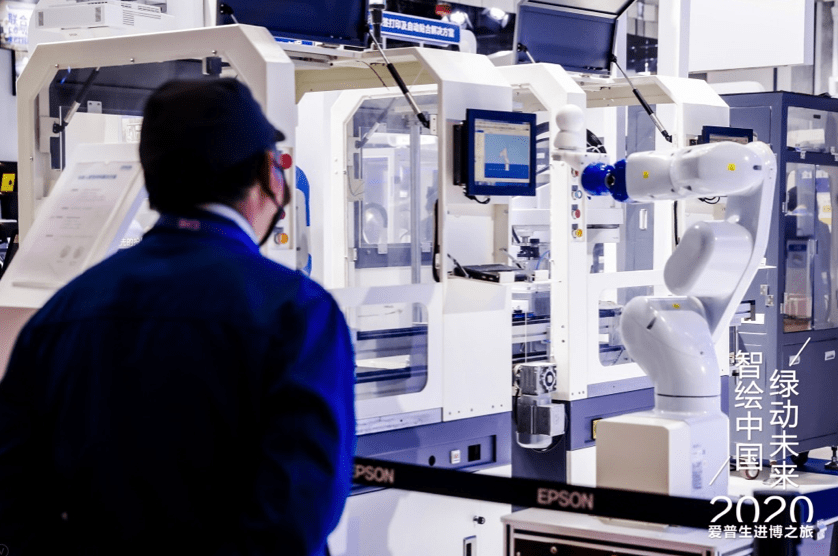 在智慧工厂及智慧新零售展区,爱普生向中国用户展示了一体化智能制造