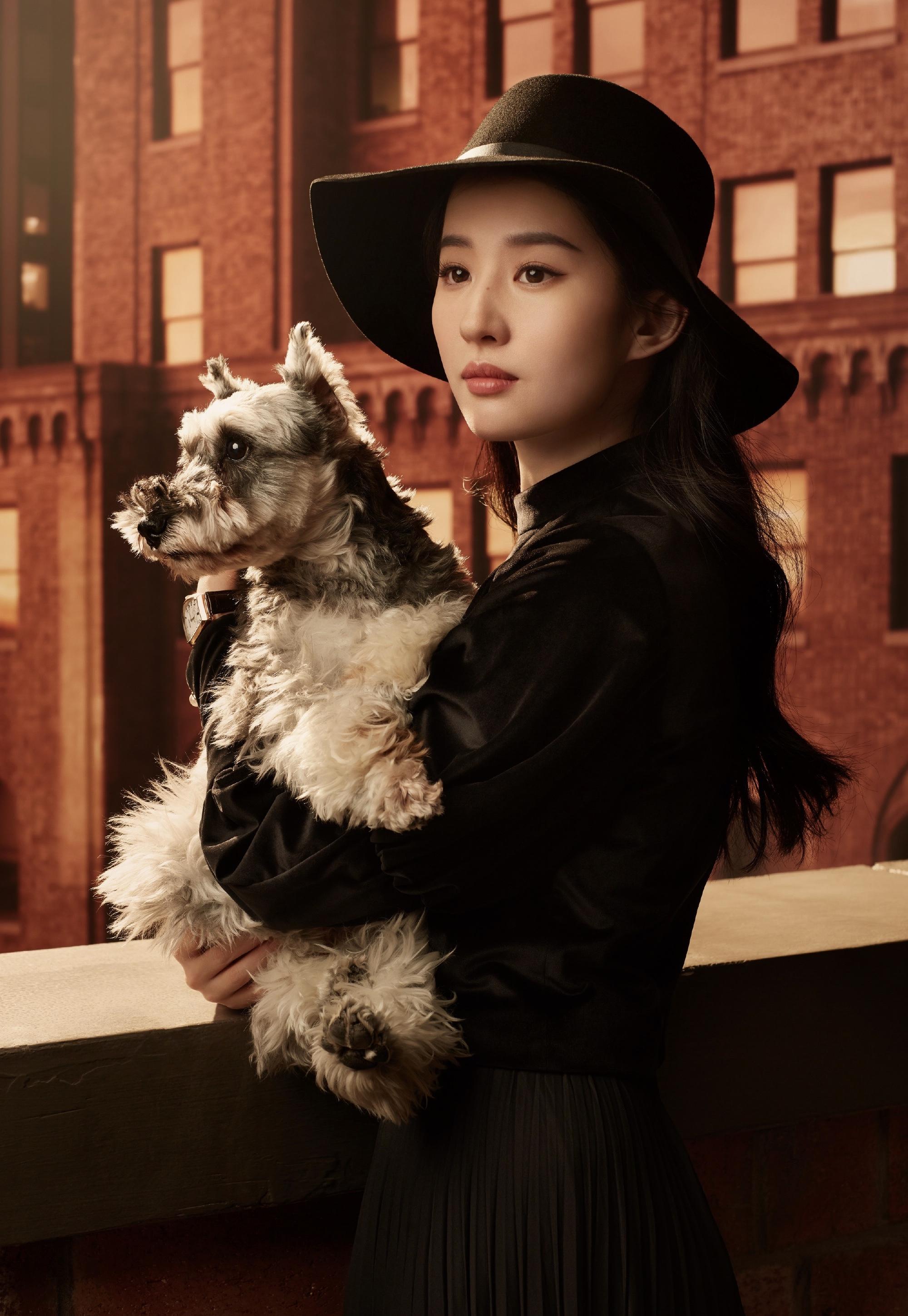 "天仙"刘亦菲接名表代言,百褶连衣裙配黑礼帽,美出新高度