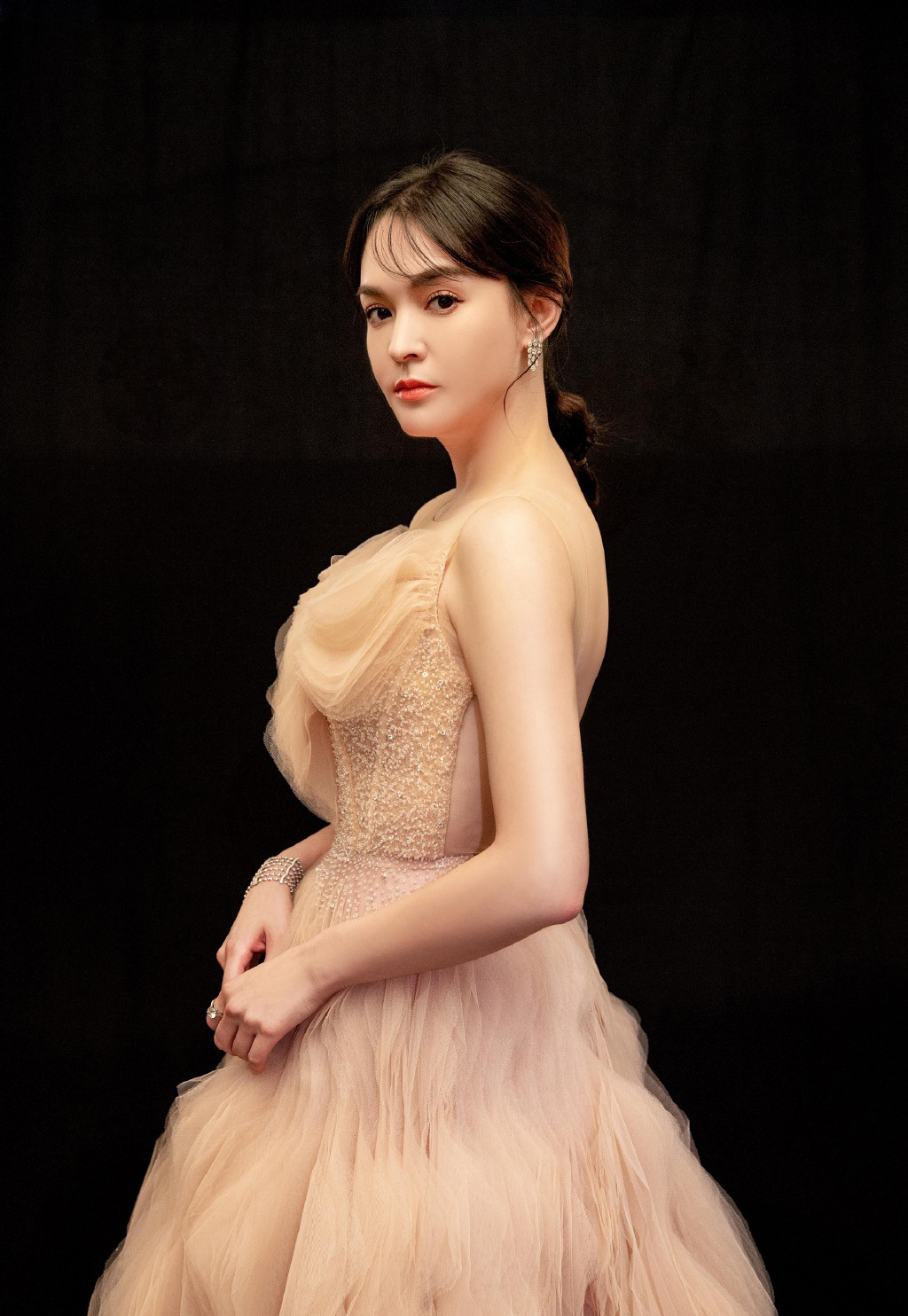 一部《妖猫传》让她风头大盛,今穿牛仔套装配报童帽,利落又减龄_张榕