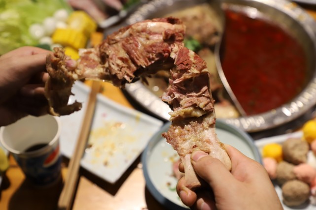 西影路等驾坡的锅武侠硬啃酱骨火锅每天营业到凌晨三点_生意