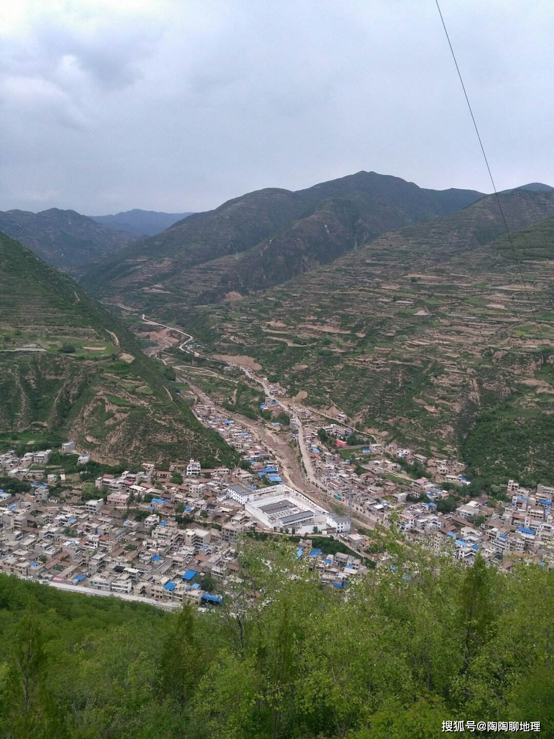 原創甘肅省隴南市的一個旅遊大縣縣城建在山谷中呈入字形狀