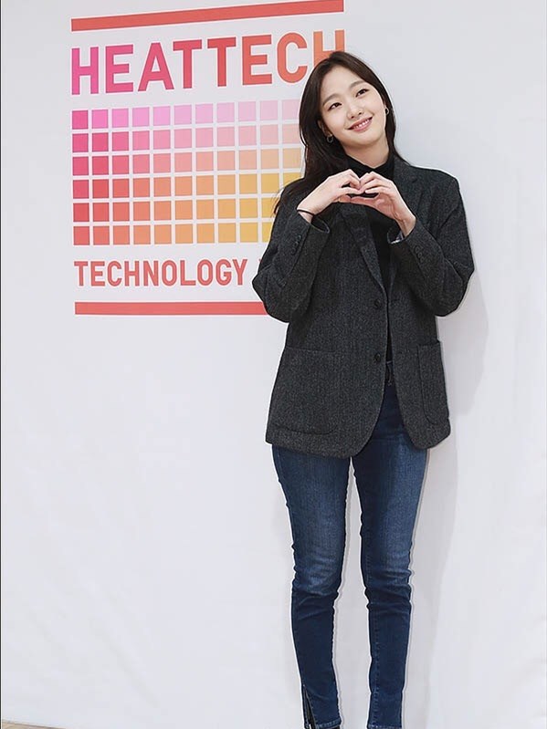 金高银出席活动穿简约西装搭牛仔裤职场范儿十足