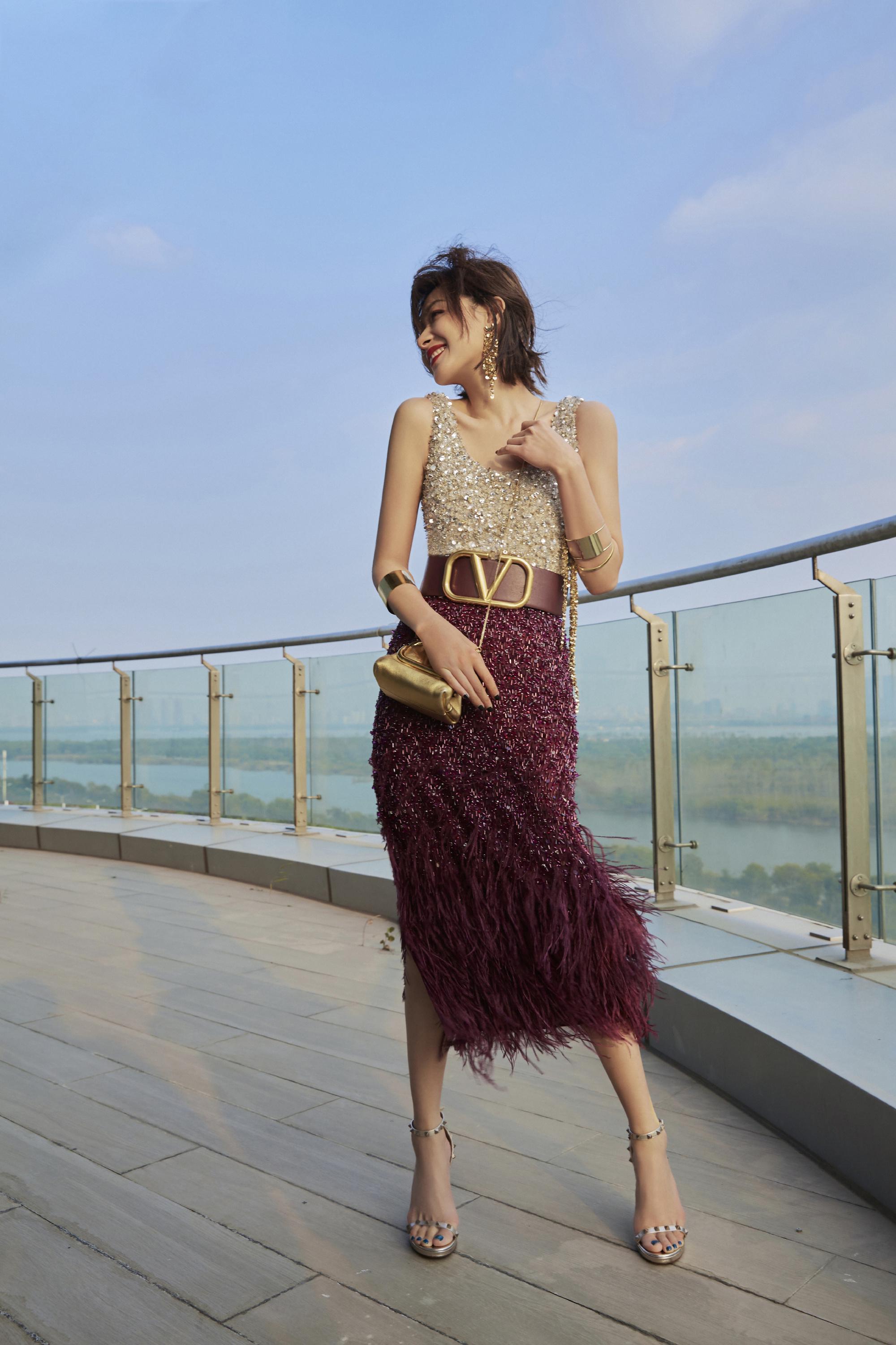 万茜真的越来越女人味亮钻背心配羽毛裙金色包包华丽闪耀