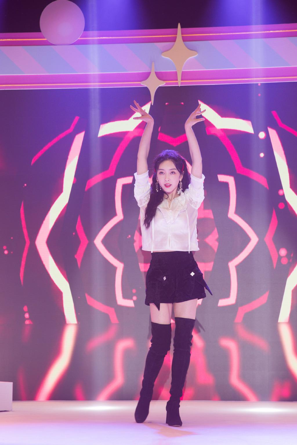 宣璐性感起来太惊艳了,热裤 高筒靴,和赵志伟贴身热舞超迷人_手机搜狐