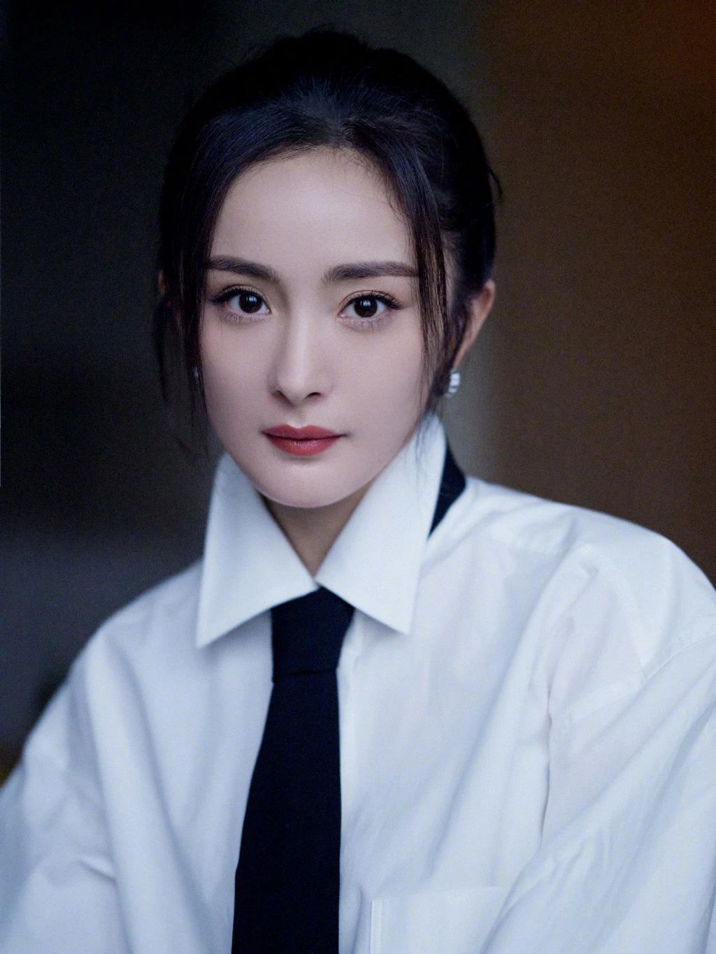 杨幂壁纸第75期幂幂白色廓形衬衣搭配闪钻丝袜又美又有型