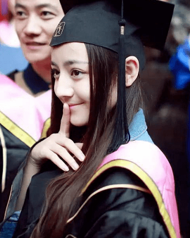 穿上学士服的女星,关晓彤三好学生,看到同班周也:恋爱了!