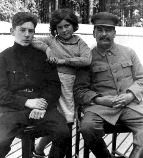 斯大林儿子被俘希特勒提出人质交换他为何放弃亲子无情拒绝