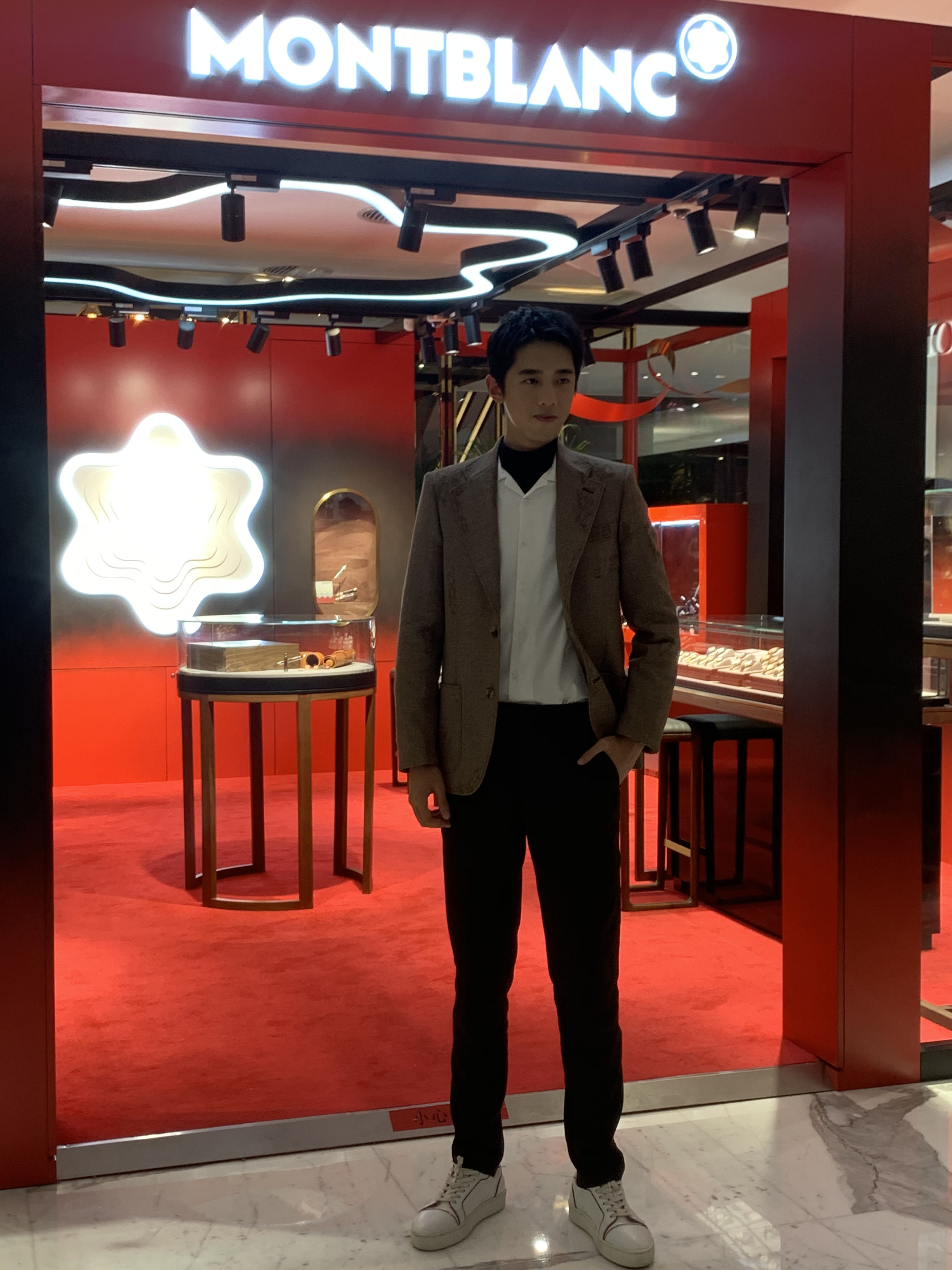 梁靖康身着复古休闲西装亮相 自曝收到最奇葩的礼物是一只猪_手机搜狐