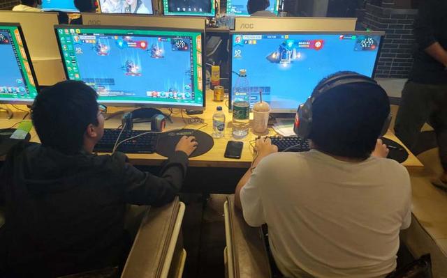 豪横盟主包网吧开黑 网友竟当场歪楼算起了帐?