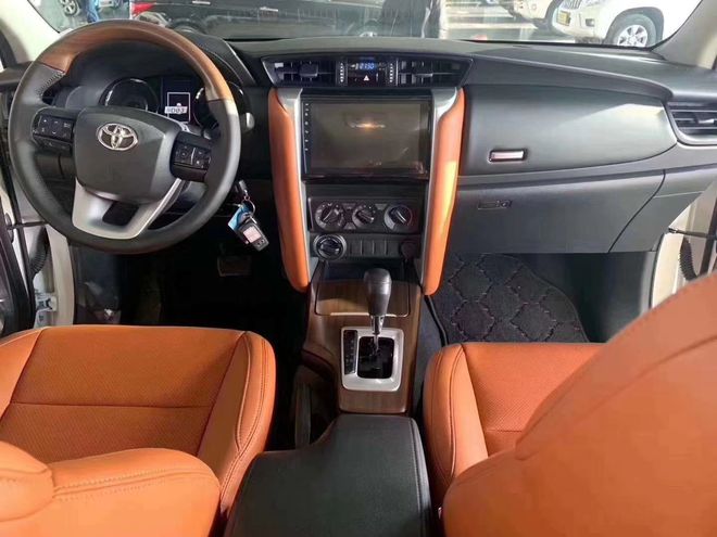 20款丰田穿越者2700的内部宽敞舒适,一体式中控台简介大方,内部超大