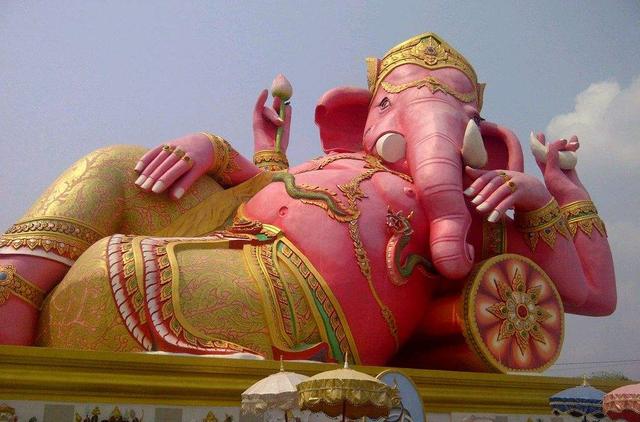 印度男童长相畸形,面似大象却被当神灵转世,连其父母也下跪膜拜