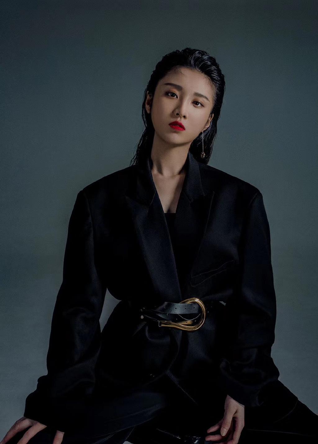 a4腰算什么来品品张慧雯的巴掌腰穿西装细得让人佩服